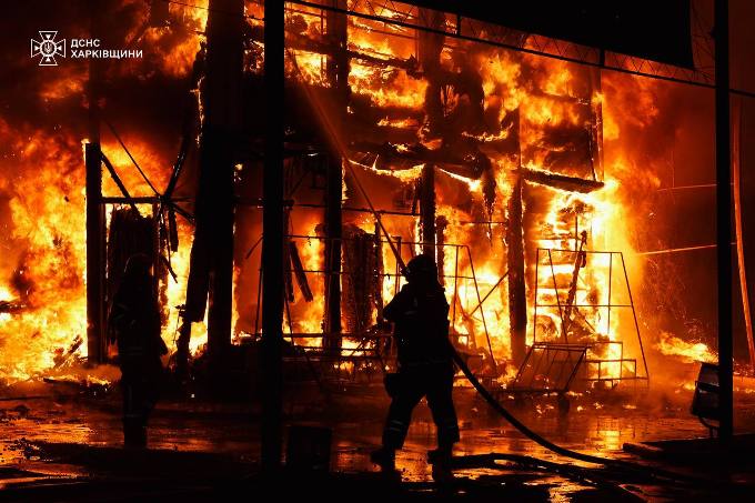 Нічні обстріли Харкова: масштабні пожежі у двох районах, є поранені